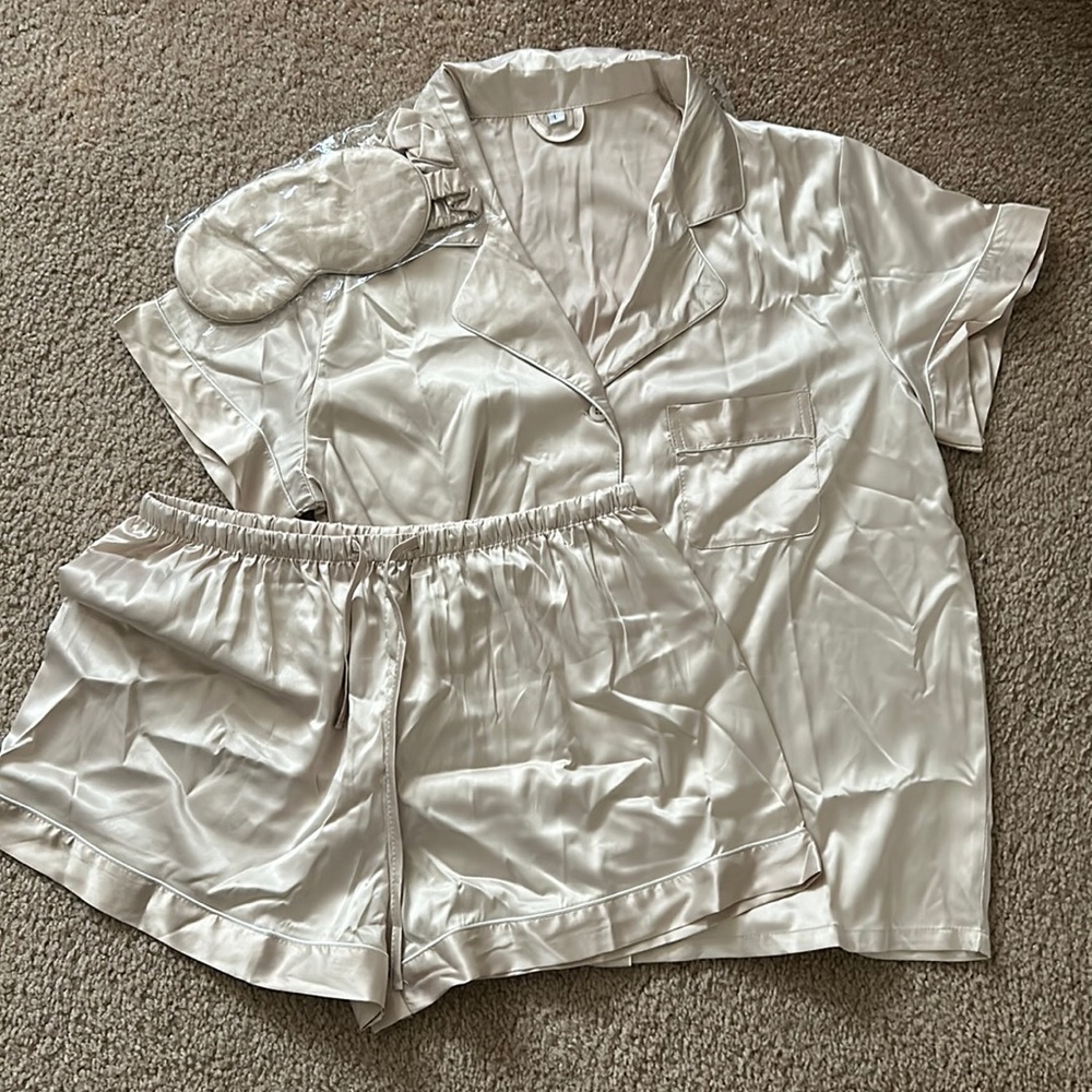 Satin pajama set size L never worn